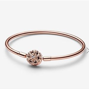 Pandora Moments Sparkling Snowflake Clasp Bangle